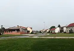 Náves ve tvaru široké ulice s hospodou U Světlíků