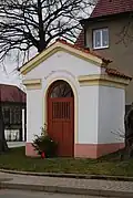 Kaple na okraji obce