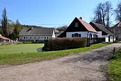 Střed vesnice s rybníkem