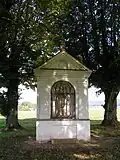 Kaplička se sochou Panny Marie ve Studeňanech (u křižovatky, v lipách)