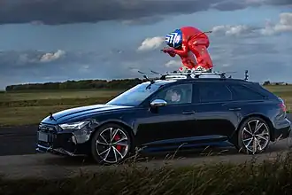 Rychlostní lyžař Radim Palán na střeše Audi RS 6 Avant při rekordních jízdách - 208km/h na letišti Panenský Týnec (10/2023)