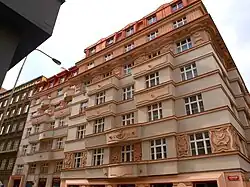 Průčelí Radiopaláce z Vinohradské třídy