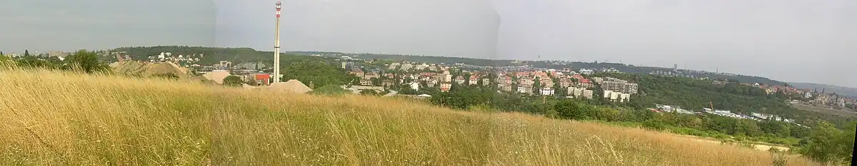Panoramatický pohled na Jinonice, Smíchov a Strahov od jihu. Radlice jsou skryty v údolí.