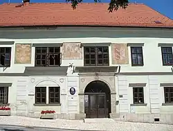 Renesanční průčelí domu s dvojicí kamenných portálů