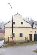 Radošovice, dům na návsi.jpg