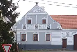 Radošovice, průčelí budovy.jpg