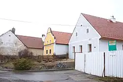 Radošovice, průčelí domů.jpg