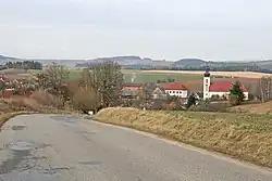 Pohled na kostel svatého Víta ze silnice do Vlašimi