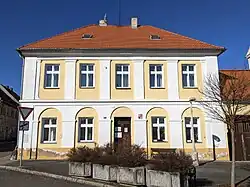 Radonice - dům čp. 97 na náměstí.jpg