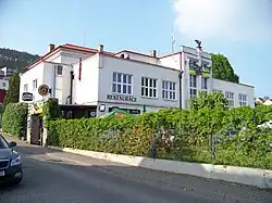 Sokolovna v Radotíně (rok 2014), kde manželé Vykoukovi ukrývali za protektorátu Adolfa Opálku[7]