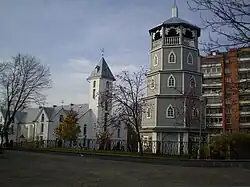 Katolický kostel Narození Nejsv. Panenky Marie v Radviliškisu se zvonicí v popředí