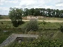 Bývalý železniční most přes Dyji mezi Laa an der Thaya a Hevlínem. Po stranách severního pilíře se nacházejí dvě lehké pevnůstky