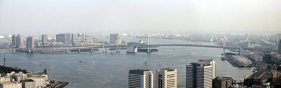 Pohled na Rainbow Bridge z Šiodome