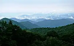 Pohled na Blue Ridge Mountains z Blue Ridge Parkway.