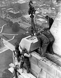 Pokládání posledního kamene, Canada Life Building Toronto, Ontario, Kanada