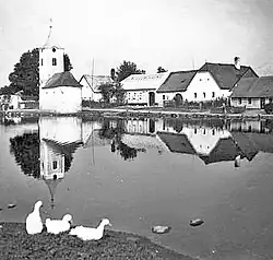 Náves s rybníkem a kaplí sv. Michala (30. léta 20. století)