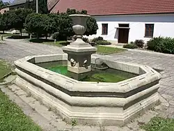 Kašna z roku 1868 na náměstí