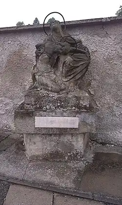 Sousoší piety na hřbitově