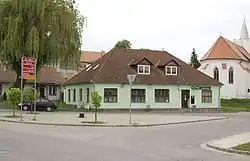 Náměstí Svobody s restaurací a kostelem sv.Vavřince