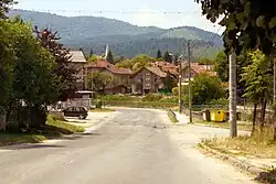 Ulice na břehu Čepinské řeky, v pozadí minaret místní mešity