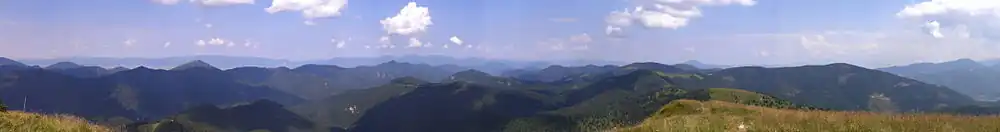 Výhled z vrcholu: západ (Martinské hole a Malá Fatra) - sever (severní část Velké Fatry) - východ (Nízké Tatry)