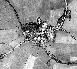 Letecký snímek vesnice z 50. let 20. století