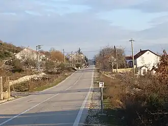 Silnice D62 ve vesnici Ravča