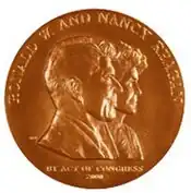 Zlatá medaile Kongresu udělená Ronaldu a Nancy Reaganovým v roce 2002