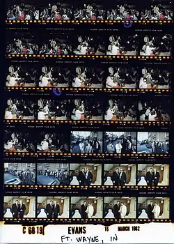 Prezident Ronald Reagan odjíždí v limuzíně od kostela Precious Blood Catholic Church, 16. března 1982