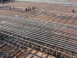 Dvě vrstvy výztuže železobetonové desky garáží se sponami