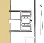 Plán chrámu, jehož jádro tvoří obětní místnost, kolem níž se nachází nádvoří. Na obou stranách otevřeného nádvoří se nalézá stavba. Jedna budova je na severní straně chrámu a druhá na jižní straně chrámu. Obě budovy jsou k sobě symetricky postavené. Do chrámu se vstupuje na západní a východní straně.