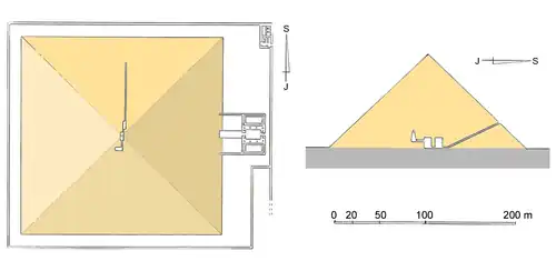 Schéma pyramidy, jehož první část tvoří pohled na pyramidu shora a druhou částí je severojižní řez pyramidy. Do pyramidy se vstupuje chodbou umístěnou na severní straně stavby, která nejprve vede pod strmým úhlem dolů k základně pyramidy a poté pokračuje ve vodorovné pozici. Chodba ústí do první předsíně, kterou s druhou předsíní spojuje krátká pasáž. V druhé předsíni je umístěn vchod do pohřební komory.