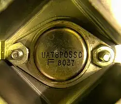 uA78P05 v pouzdře TO-3 na chladiči