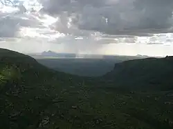 Letní dešťová přeháňka mezi masívem Erongo a Spitzkoppe