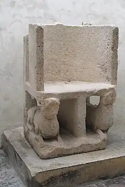 Románský trůn v kryptě