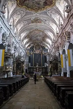 Interiér hlavní lodi kostela