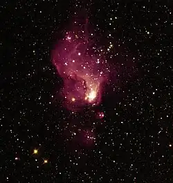 "Továrna na hvězdy" v NGC 6822.