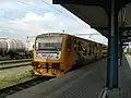 Motorová jednotka řady 814 u 3. nástupiště v roce 2009.