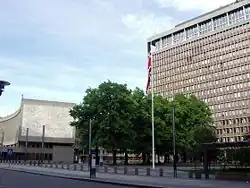 Regjeringskvartalet s nástěnnou malbou vytesanou Nesjarem podle Picassova designového návrhu, Oslo, foto: 2005