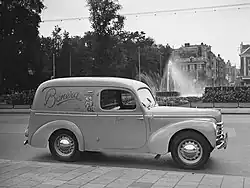 Černobílá fotografie dodávky Škoda 1101 zaparkované na ulici neznámého nizozemského města.