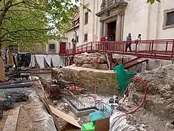 Rekonstrukce terasy před kostelem u Jezulátka v Praze, díky níž vzniknou bazbariérové přístupové rampy do kostela a veřejné toalety pod schodištěm[7] (foto 5. dubna 2024)