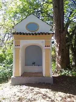 Rekonstruovaná kaplička na bývalé návsi