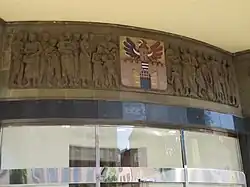 Plastika nad vchodem spořitelny