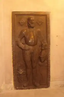 Relief Zbyňka Berky v zákupském kostele, na zdi za hlavním oltářem