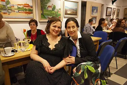 Vnučka Josefa Vimra, Renáta Molová (vlevo) s vedoucí Podbrdského muzea, Pavlou Váňovou Černochovou