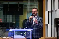 René Zavoral stojící s mikrofonem ve Studiu S2 v budově Českého rozhlasu (2025)