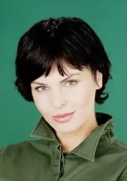 Foksal Web Studio: Renata Gabryjelska, portrét na barevném pozadí, 2008