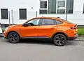 Oranžový Renault Arkana pohledem z boku
