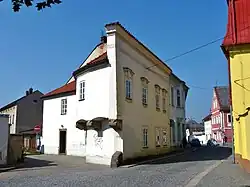 Renesanční budova Piano v barokní úpravě, patro vysazeno na kamenných volutových krakorcích.JPG