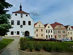 Renesanční radnice s gotickým portálem.JPG